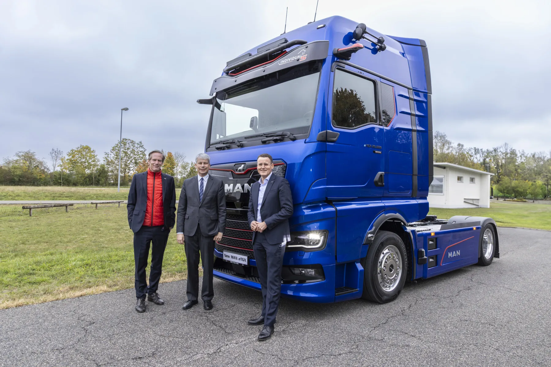 Bundesverkehrsminister testet fernverkehrstauglichen E-Lkw von MAN